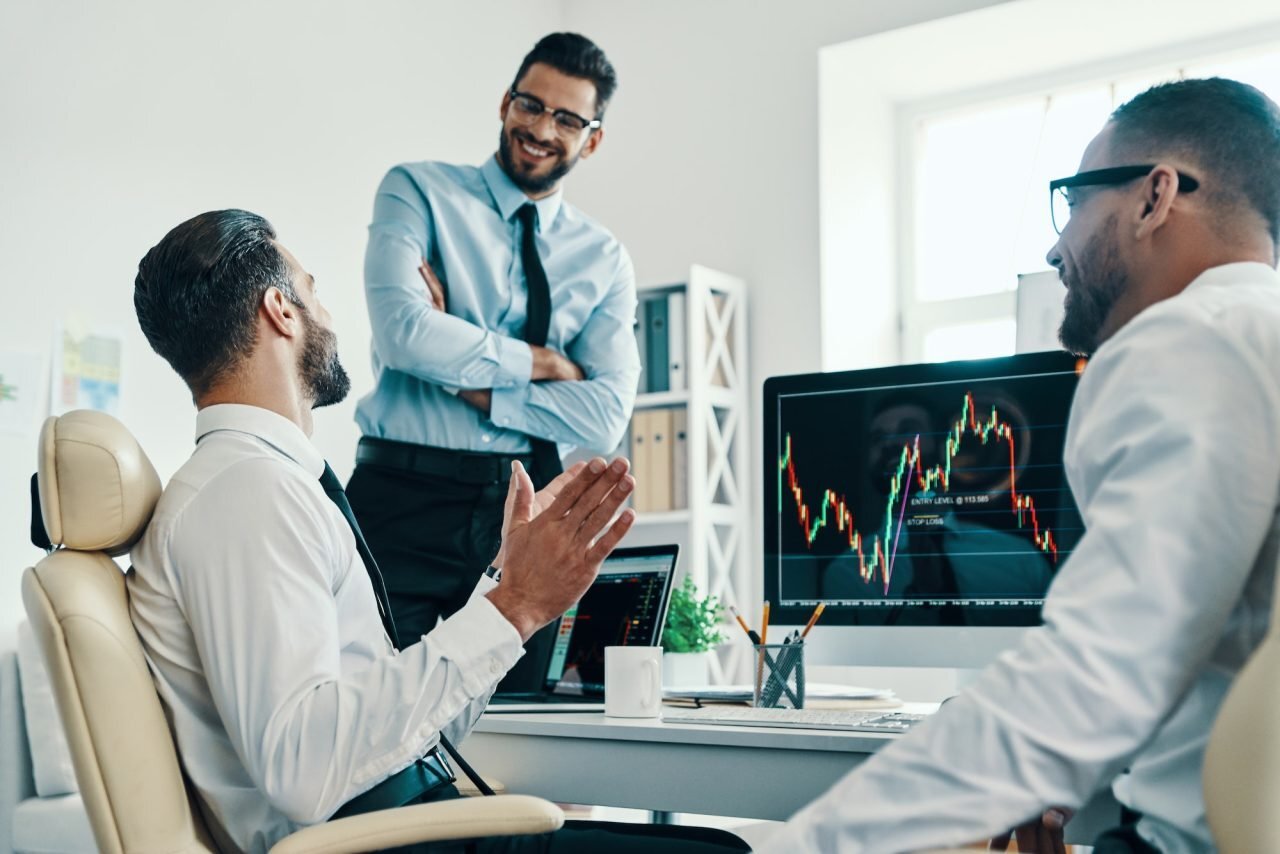 Equipo revisando inversiones y documentación financiera